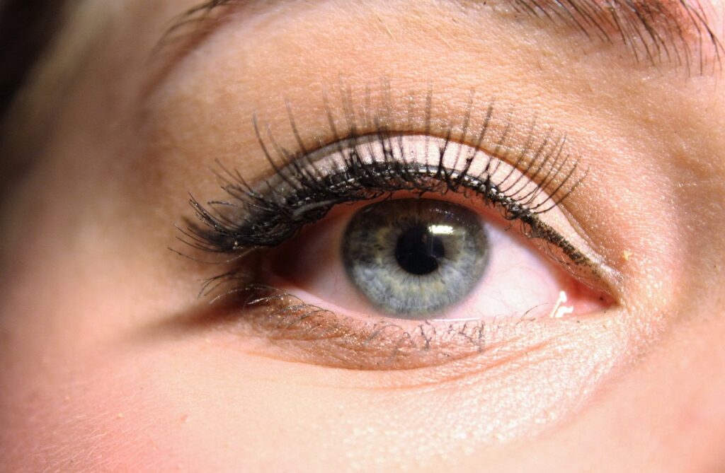 L’art de mettre des faux cils magnétiques avec eyeliner : Guide pour chaque femme