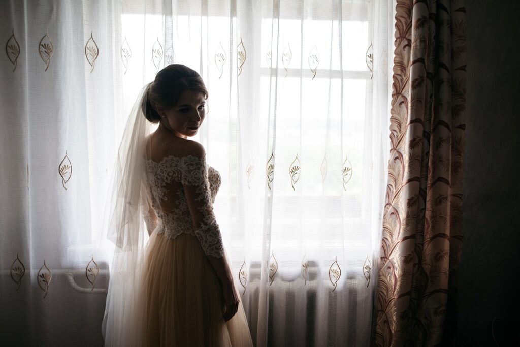 Maîtrisez l’art d’attacher votre traîne de robe de mariée : astuces et conseils pratiques