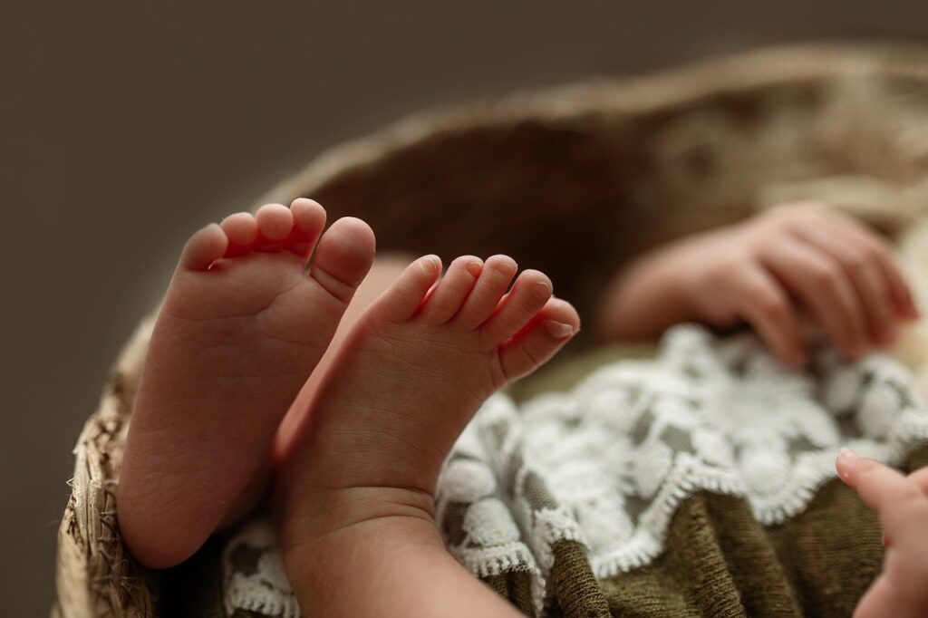 Bébé arc-en-ciel : les tendances mode à ne pas manquer pour votre enfant